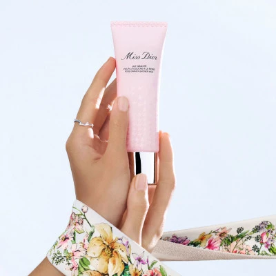 Miss Dior Lait Granité Pour La Douche à La Rose - Purifie Et Hydrate 4 Miss Dior Lait Granité Pour La Douche à La Rose - Purifie Et Hydrate – Image 2