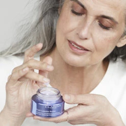 Clarins Nutri-Lumière Revive Crème Jour Embellissante Revitalisante 9 Clarins Nutri-Lumière Revive Crème Jour Embellissante Revitalisante -Guerlain Soldes Magasin nutri lum revive 2