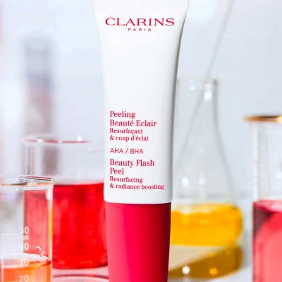 Clarins Peeling Beauté Éclair Resurfaçant & Coup D’éclat 5 Clarins Peeling Beauté Éclair Resurfaçant & Coup D’éclat – Image 3